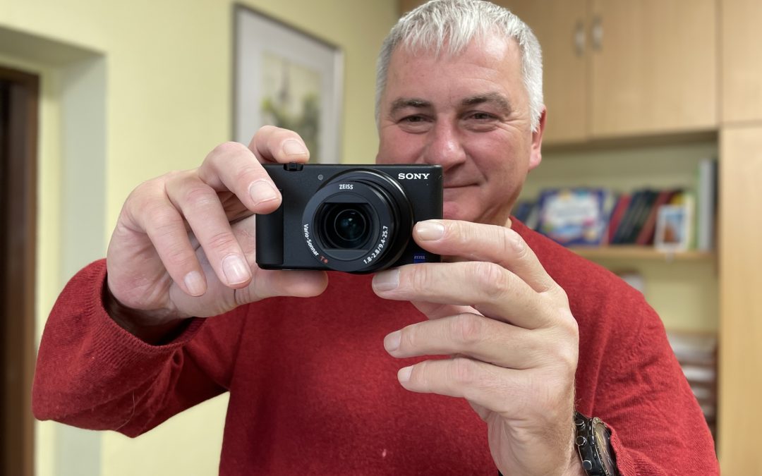 Ostrovská farnost má díky dotaci nový fotoaparát